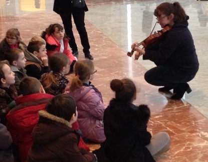 Photo musicienne ODB et enfants atelier parcours péda