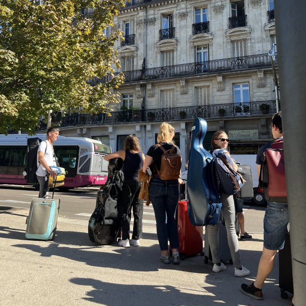 Arrivée des musiciens du Philharmonisches Staatsorchester Mainz à Dijon © Jan Claudius Hübsch