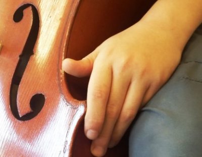 Main enfant et violoncelle