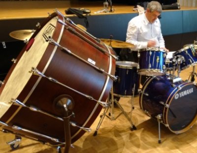 Percussions et musicien en répétition